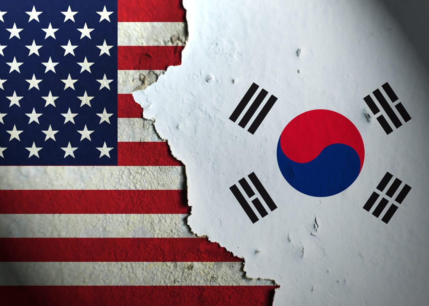 갈라진 벽 양쪽에 그려진 미국 국기와 태극기